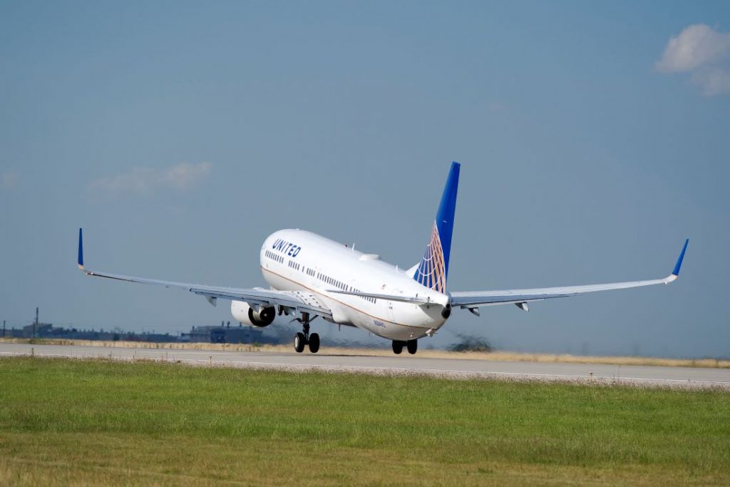 United Airlines Boeing 737 taking off.