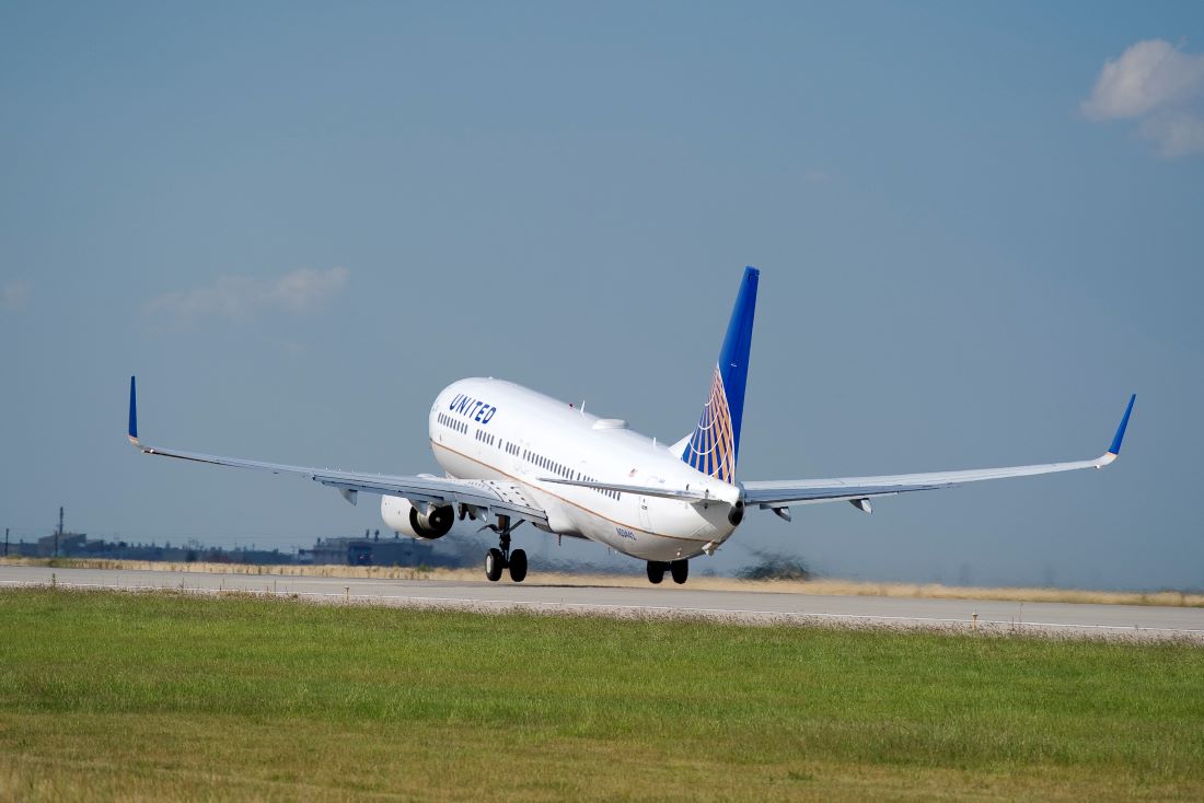 United Airlines Boeing 737 taking off.
